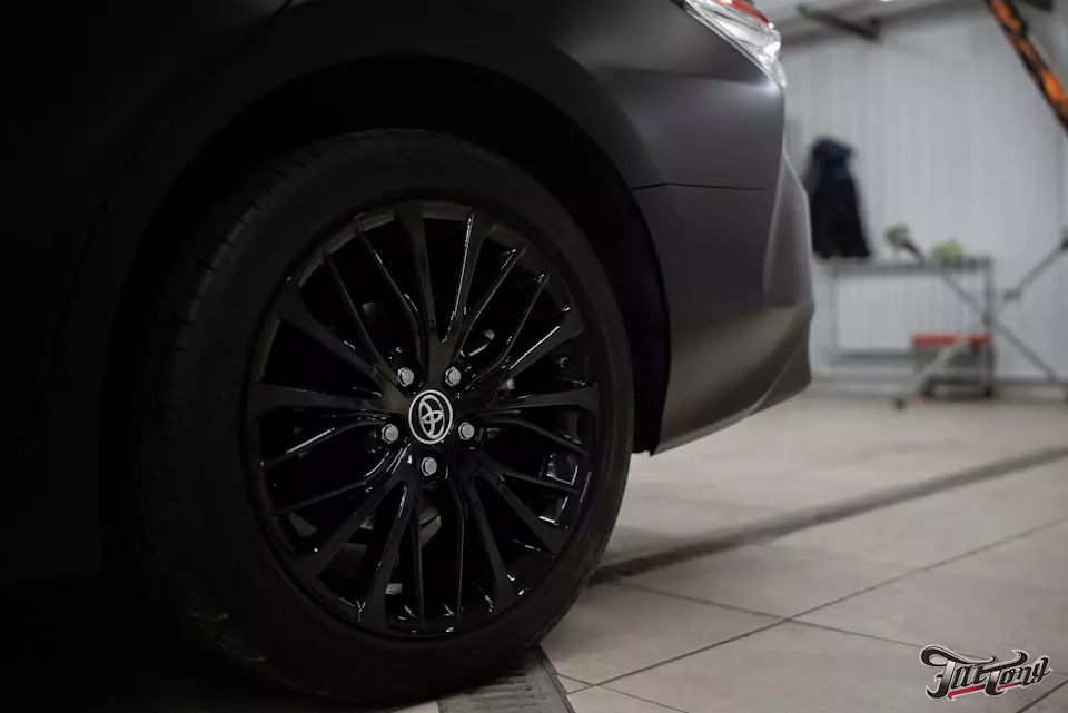 Toyota Camry. Оклейка кузова в Satin Black и окрас дисков в черный глянец.